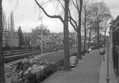 20025 Gezicht op een gedeelte van de Oosterspoorweg te Utrecht (noordzijde emplacement Utrecht Maliebaan), uit het ...